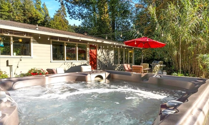 Guerneville House | Reflections~Incredible Family Home on River! Dock! HtTb/Pup/WiFi/Horseshoes