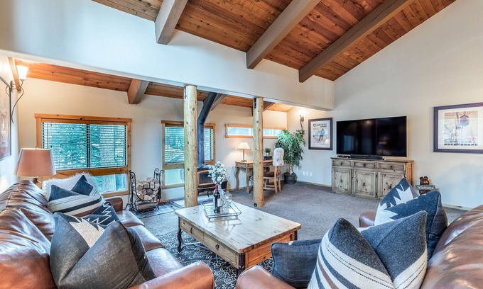 Mammoth Lakes Condo | Remodeled Beautiful Cabin, Gas Grill. Near The Village & Trails, Complex Pool