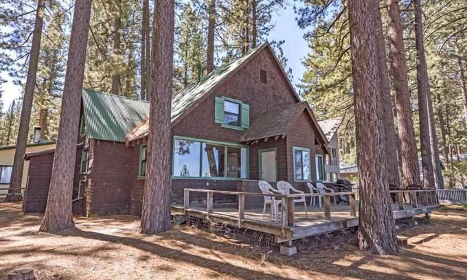 Al Tahoe House | Rustic 6 Bedroom Cabin - Lakefront, Central in Tow