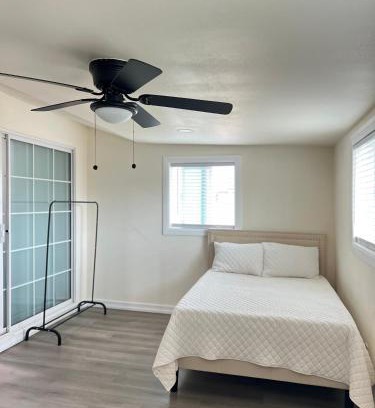 East Hemet House | Single Room w/Private Entrance - Shared Bathroom