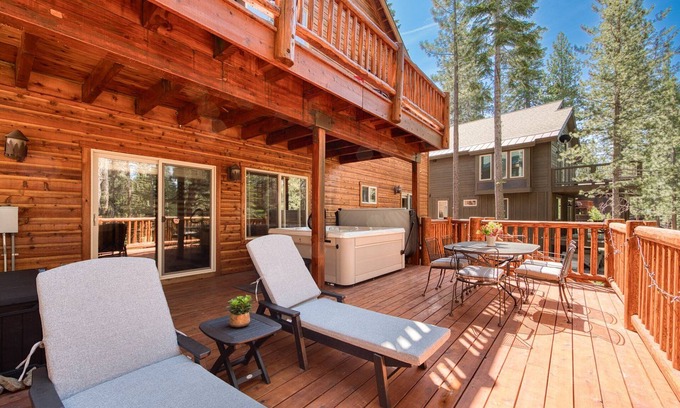 Truckee House | Ski View at Tahoe Donner - Stunning 4 BR w/Private Hot Tub - HOA Amenities