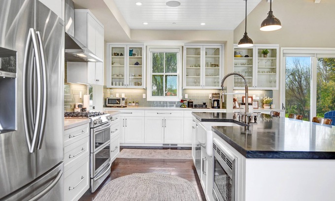 Sonoma House | Sonoma Farmhouse with pool & hot tub