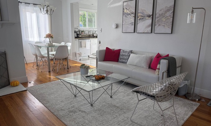 Palms House | Soothing 2-bedroom house with AC in vibrant Los Angeles