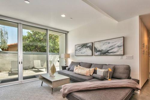 Palm Desert Apartment | Sophisticated and contemporary condo off El Paseo