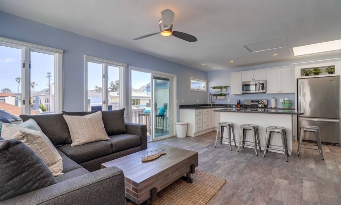 South Mission Beach Condo | South Mission Bayside Upper Unit, Newly Remodeled, Lots of Light