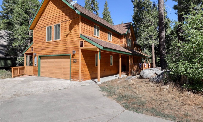 Sierra Cedars Cabin | Spacious Home w/ Epic Game Room, WiFi, Big Outdoor Deck - Near Lake & Slopes