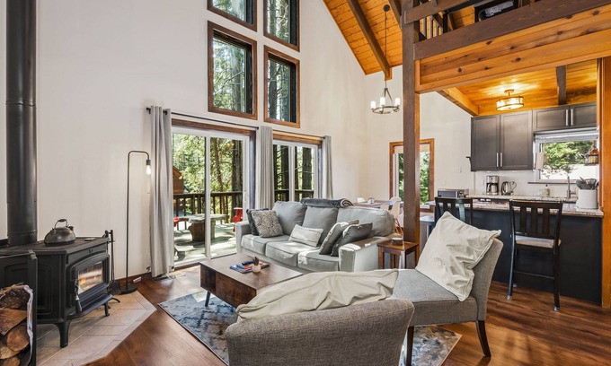 Truckee Cabin | Spacious Tahoe Donner Home w/2 Car Garage, HOA Amenity Access, Close to Skiing!