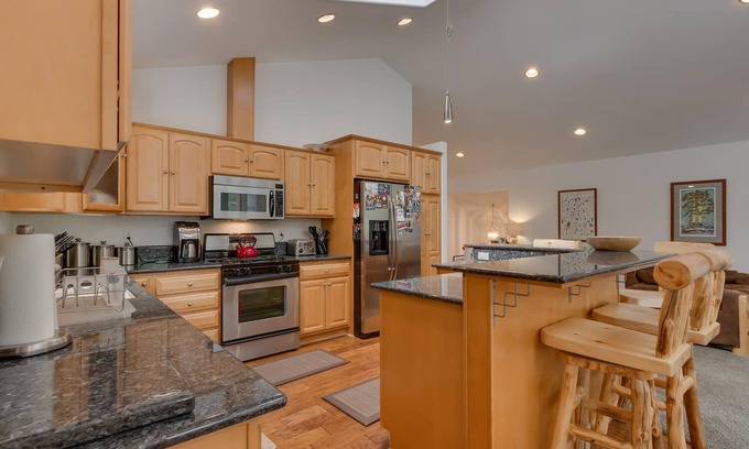 Tahoma House | Tahoma Charm by Tahoe Getaways - Beautiful Open Concept 3 BR w/Private Hot Tub