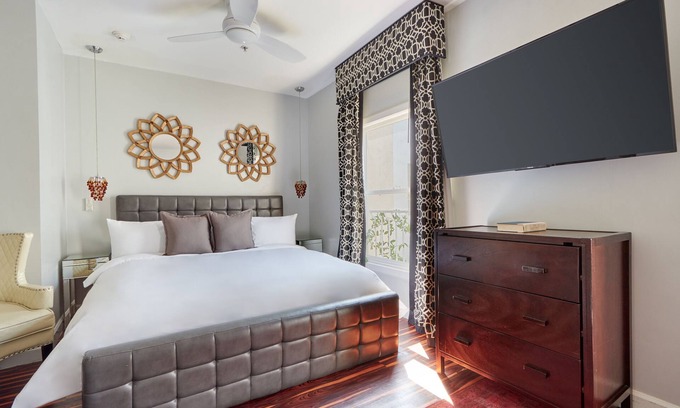 Beverly Hills Apartment | The Crescent powered by Sonder | Superior King Room
