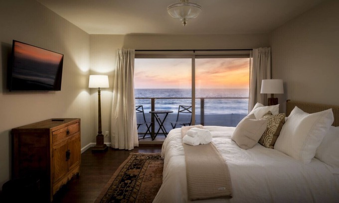 Sand Section Apartment | The Nautilus – Manhattan Beachfront Retreat