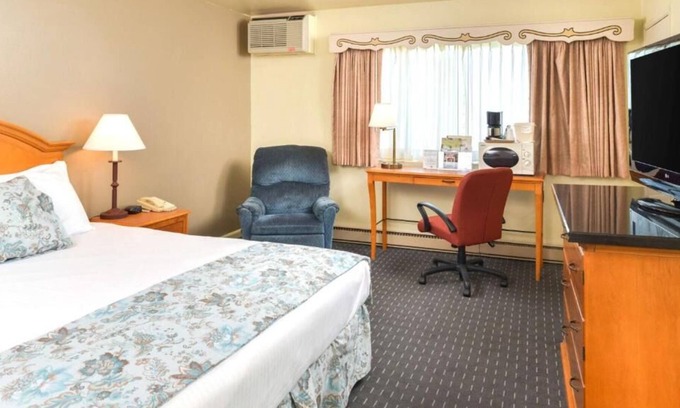 Solvang House | Top Pick! 3 Family-Friendly Units w/ FREE BFast, Stroll Around Sunny Fields Park