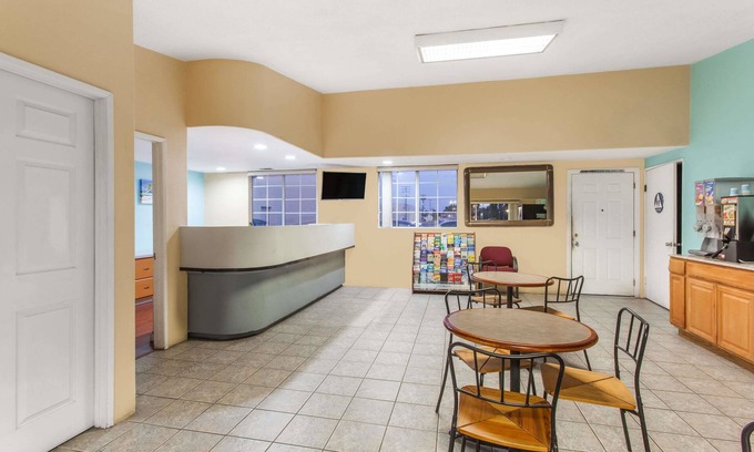 Midway District Hotel | Travelodge by Wyndham San Diego SeaWorld