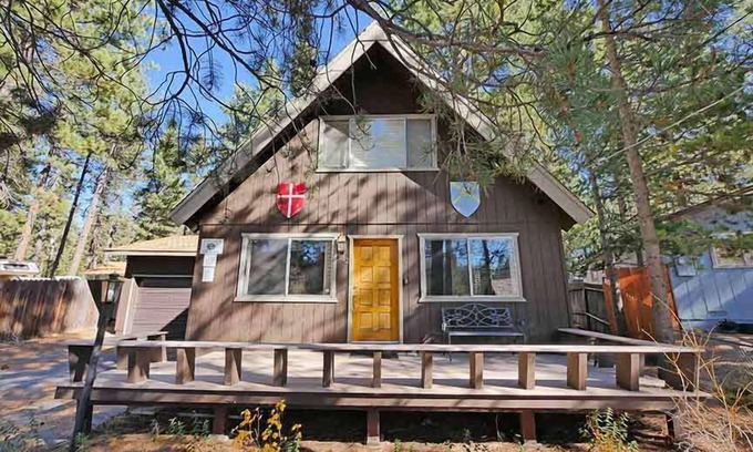 South Lake Tahoe Cabin | Upgraded Tahoe Cabin - Close to Heavenly, Large Fenced Yard and Private Hot.
