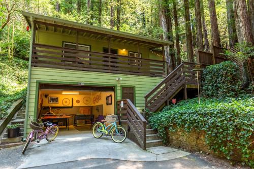 Rio Nido House | Vino Velo Retreat! Redwoods! Hot Tub! Fire Table! BBQ! Game Room! Fast WiFi! Dog Friendly!