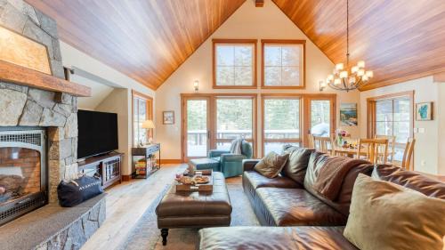 Sunnyside House | Ward Creek by AvantStay 5 Min Walk to Lake Deck