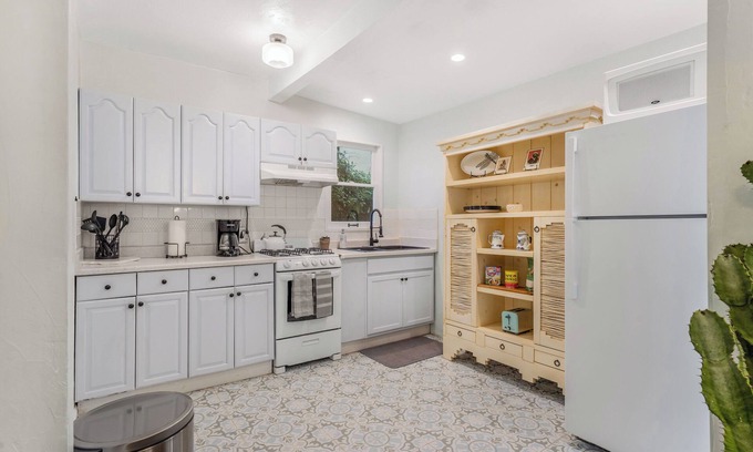 Laguna House | Welcoming 1-bedroom CasaLuna in Santa Barbara- Pet-Friendly