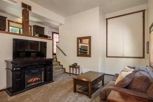 Yosemite West House | Yosemite Magic Studio "B"