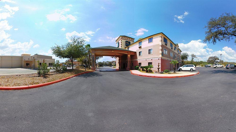 Hollywood Park Hotel | Days Inn & Suites by Wyndham San Antonio North/Stone Oak