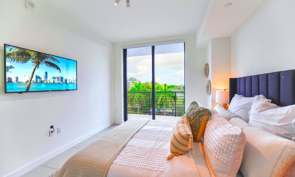 Doral Condo | Prime Doral Location | Pool & Gym