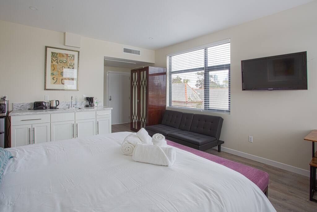 Bankers Hill Apartment | Modern, Luxurious and Prime location All in One