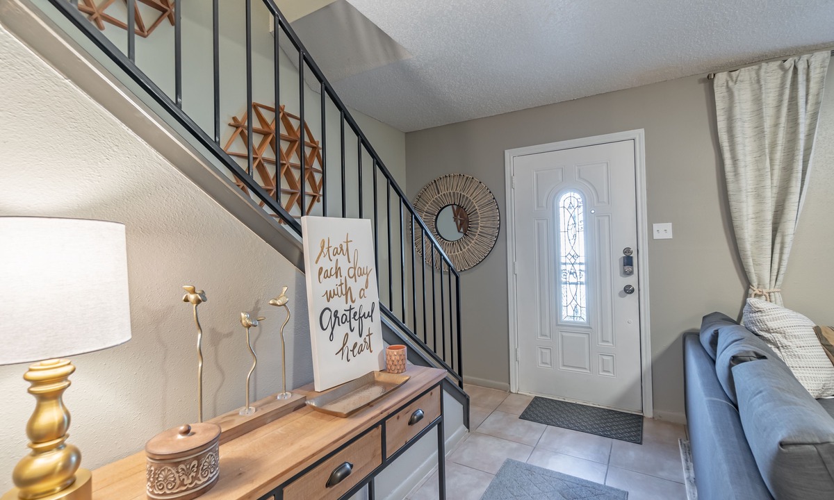 Leon Valley House | Amazing & Comfortable B&B, Rustic & Inviting Feel, NEW BIG A/C Unit and more