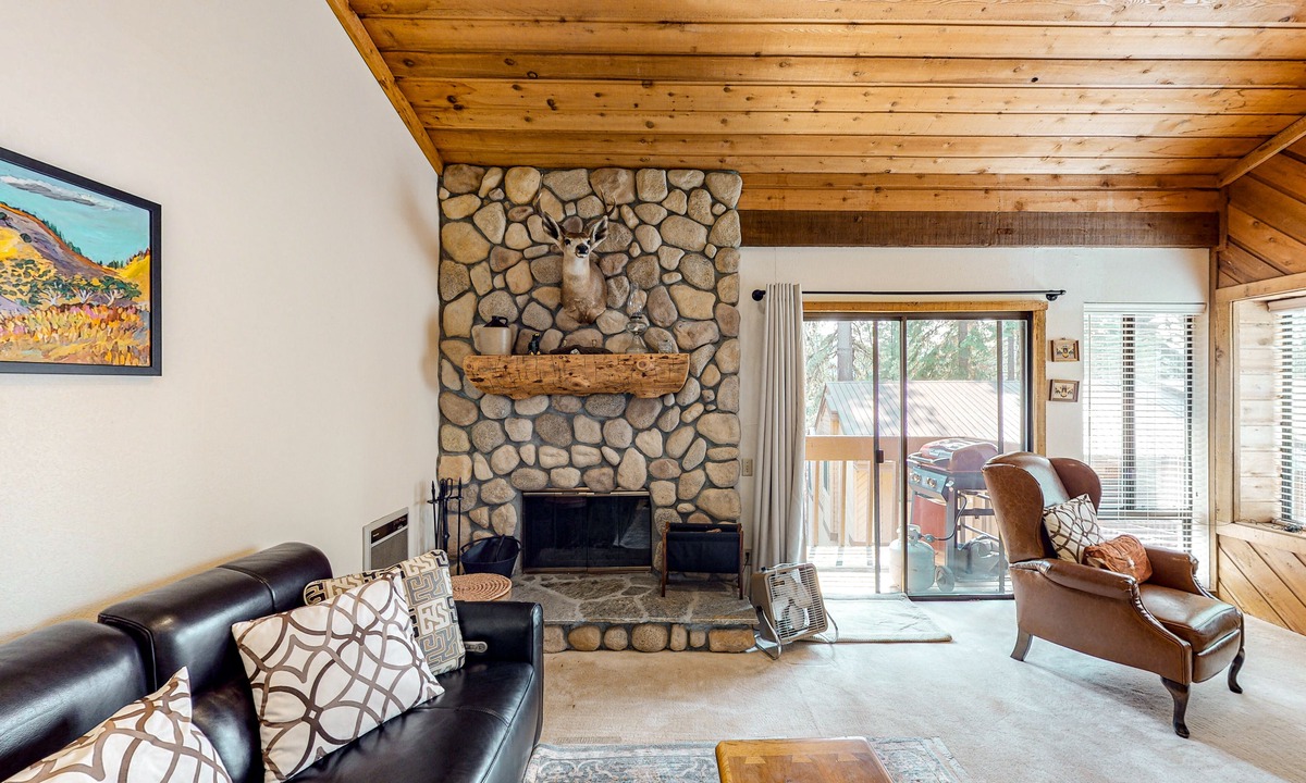 Lakeshore Condo | Rustic Condo with Shared Pool & Hot Tub - Walking Distance to Huntington Lake