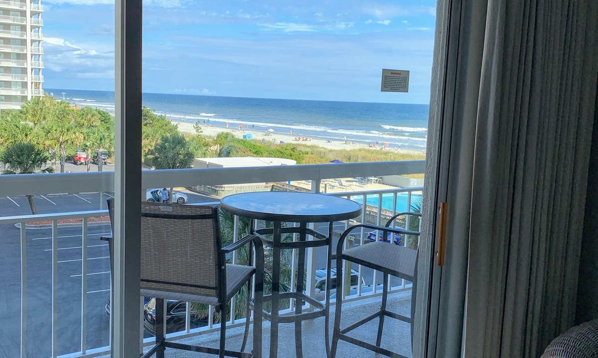Arcadian Shores Condo | South Hampton 305-Bathrooms Recently Updated