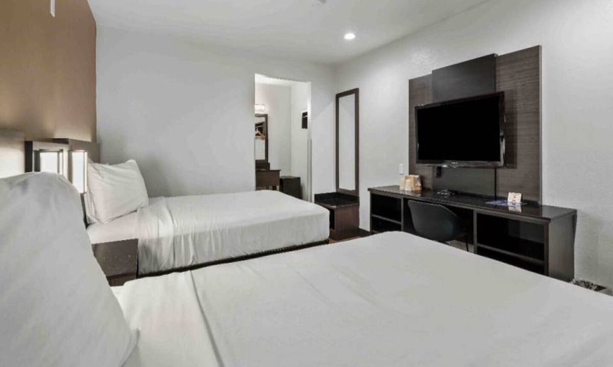 Central Escondido Apartment | ADA|2 Beds|RI Shower|Micfridge
