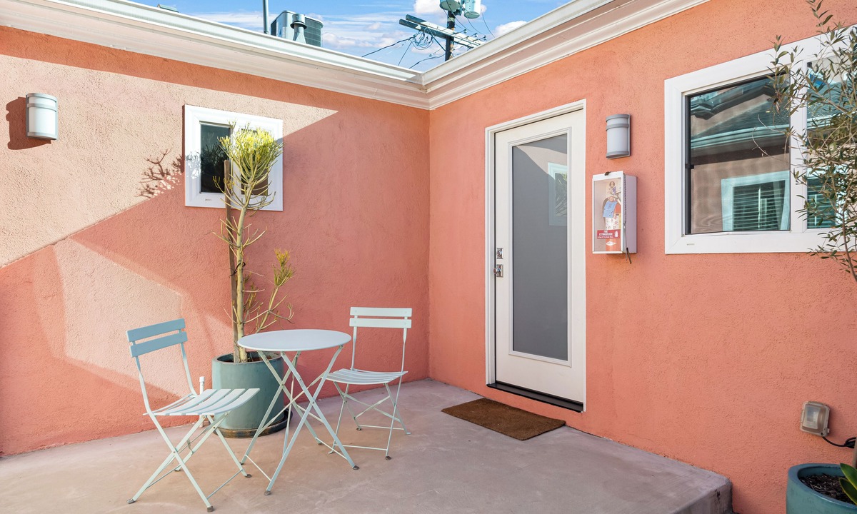 Hollywood Hotel | Vibey 2BDR in Prime Hollywood | Steps to Attractions | Rock n Roll by AvantStay