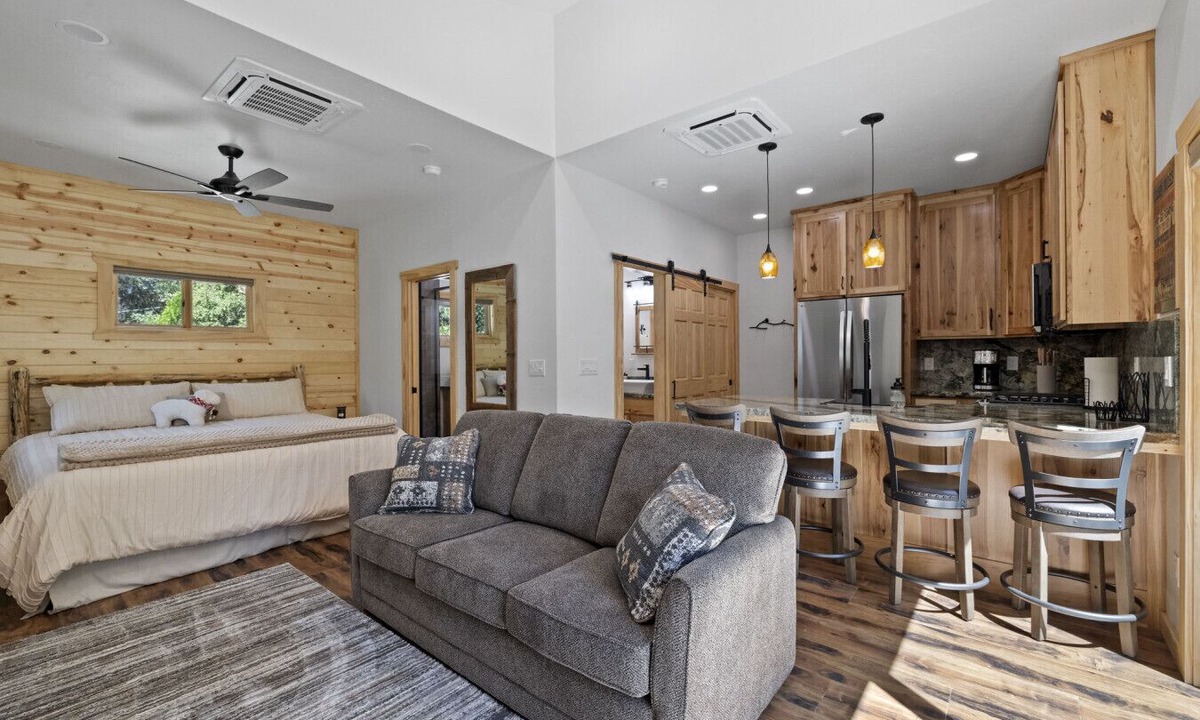 Mono Vista House | Sullivan Creek Studio-10 Mins to Twain Harte, Custom Log Cabin