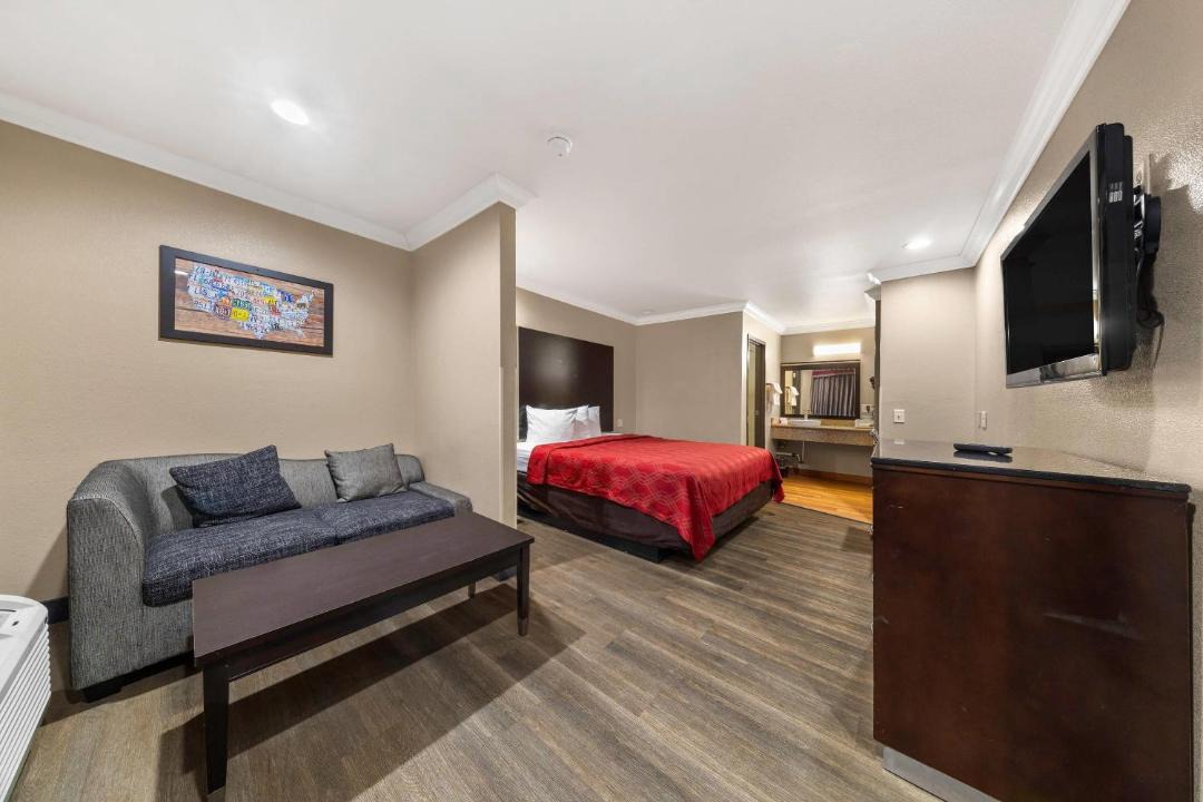 Central Escondido Hotel | Econo Lodge Inn & Suites Escondido Downtown