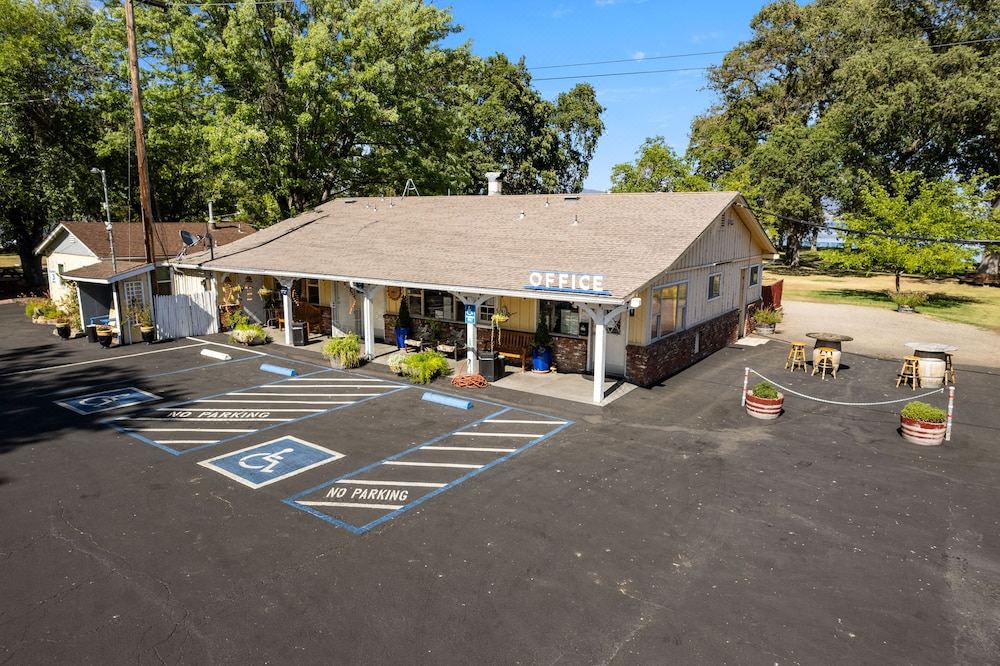 Photo of Buildings in Lakeport
