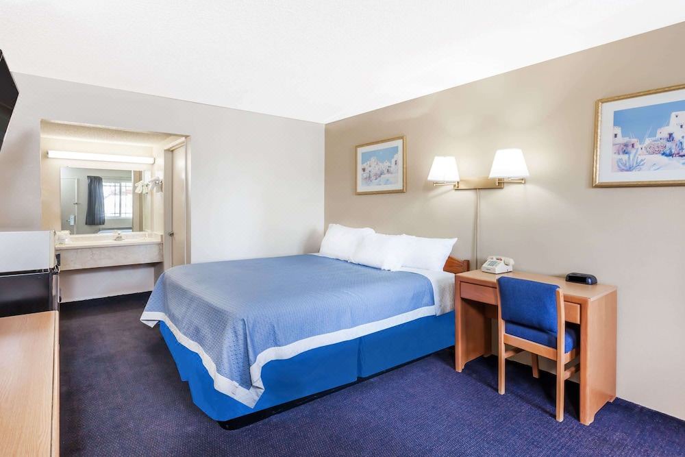 Photo of Bedroom in Barstow