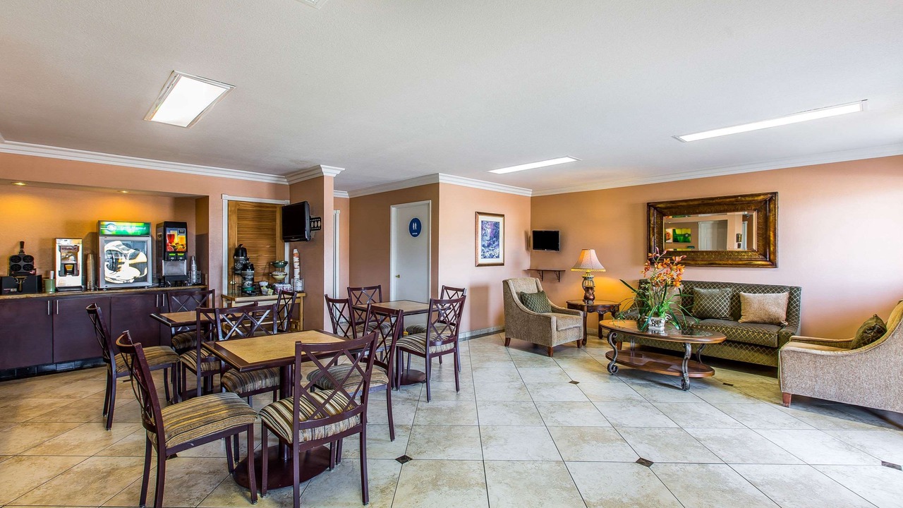 Photo of Livingroom in Lake Elsinore