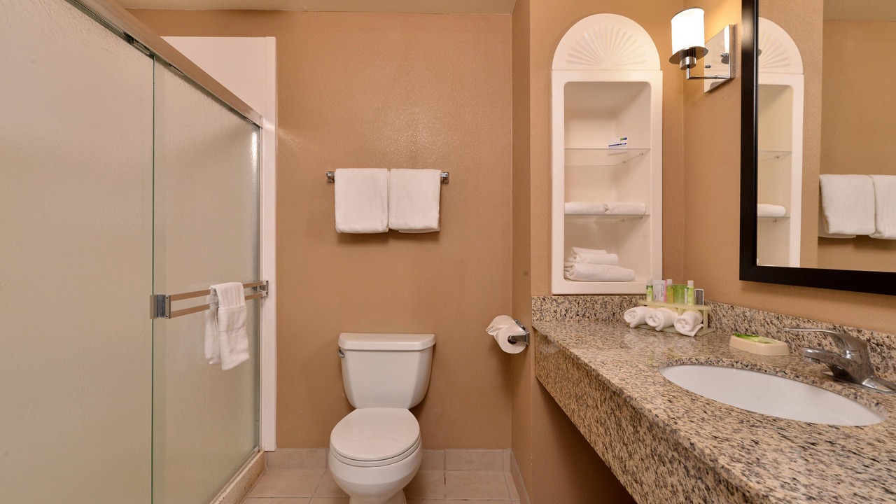 Photo of Bathroom in Raisin