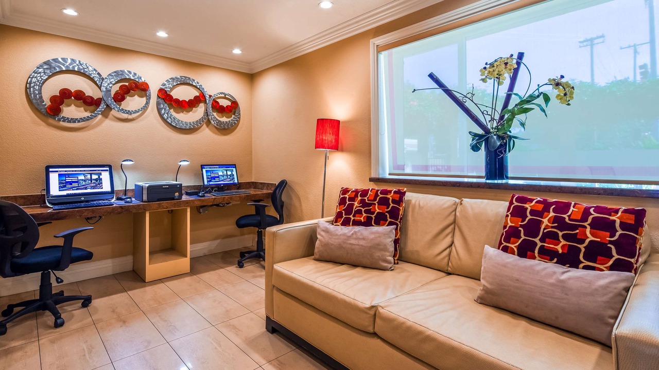 Photo of Livingroom in Newhall