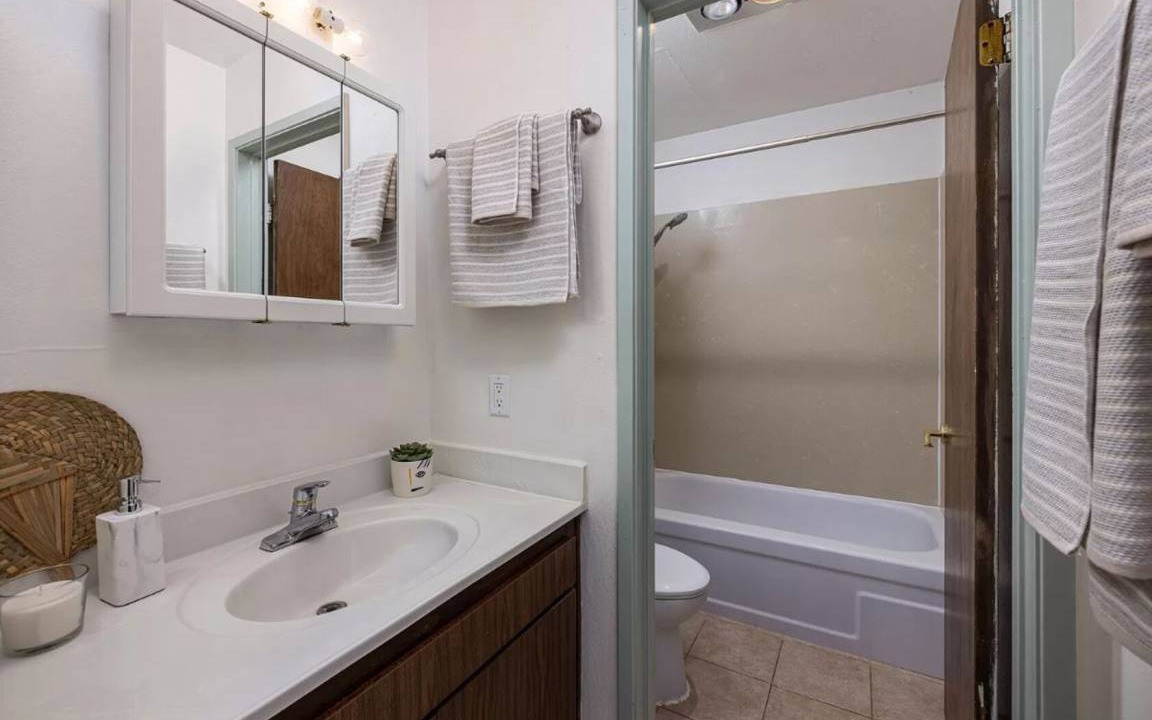 Photo of Bathroom in Oakland Ave - Harrison St