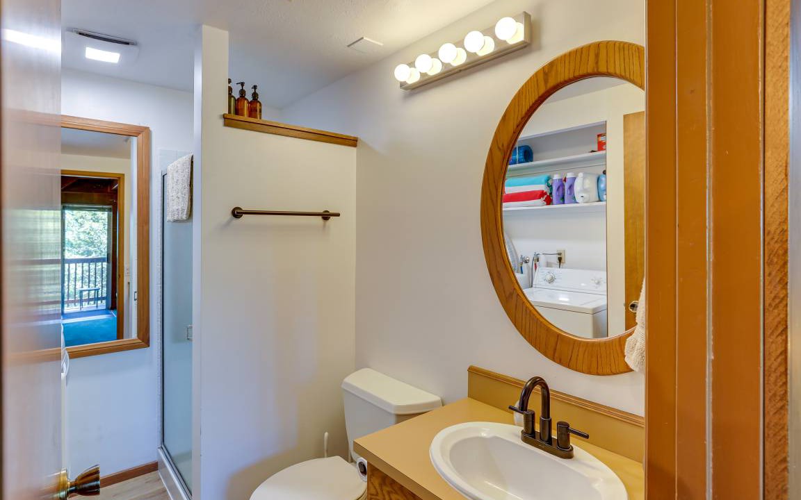 Photo of Bathroom in Twin Peaks