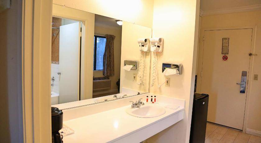 Photo of Bathroom in Lamanda Park