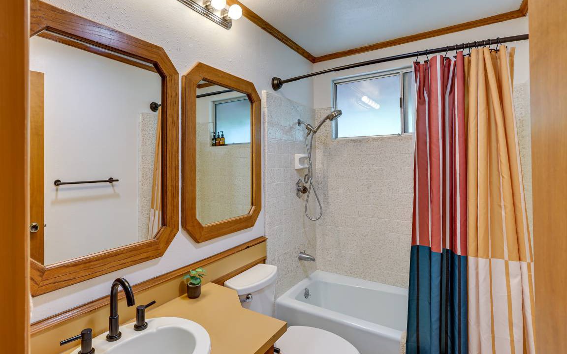 Photo of Bathroom in Twin Peaks