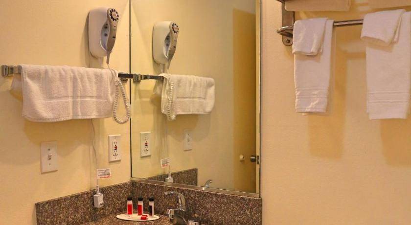Photo of Bathroom in Lamanda Park