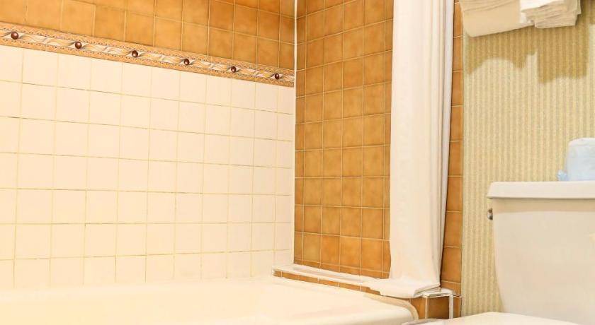 Photo of Bathroom in Lamanda Park