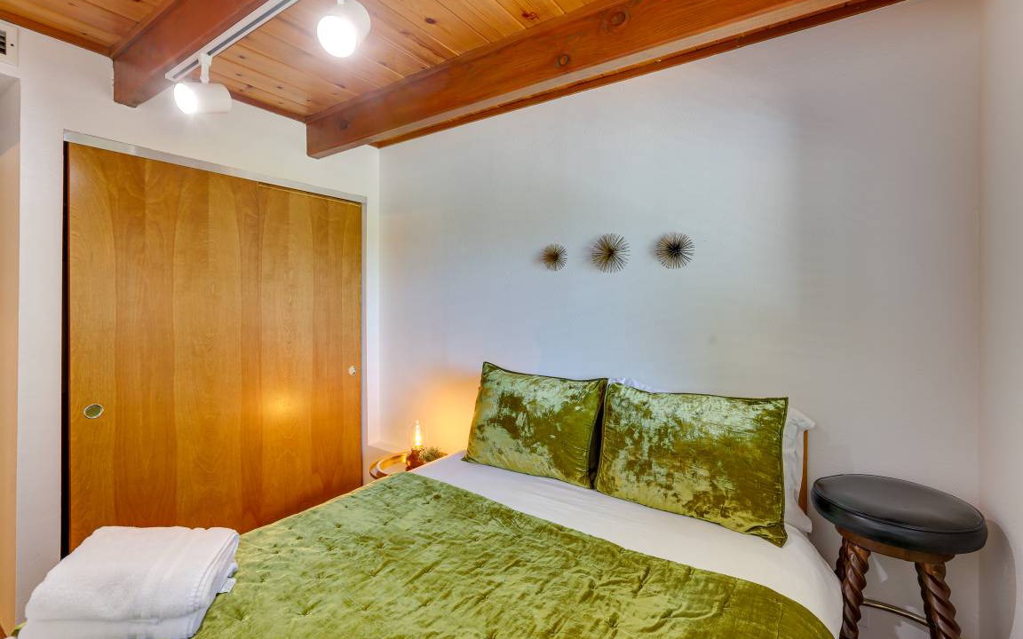 Photo of Bedroom in Twin Peaks