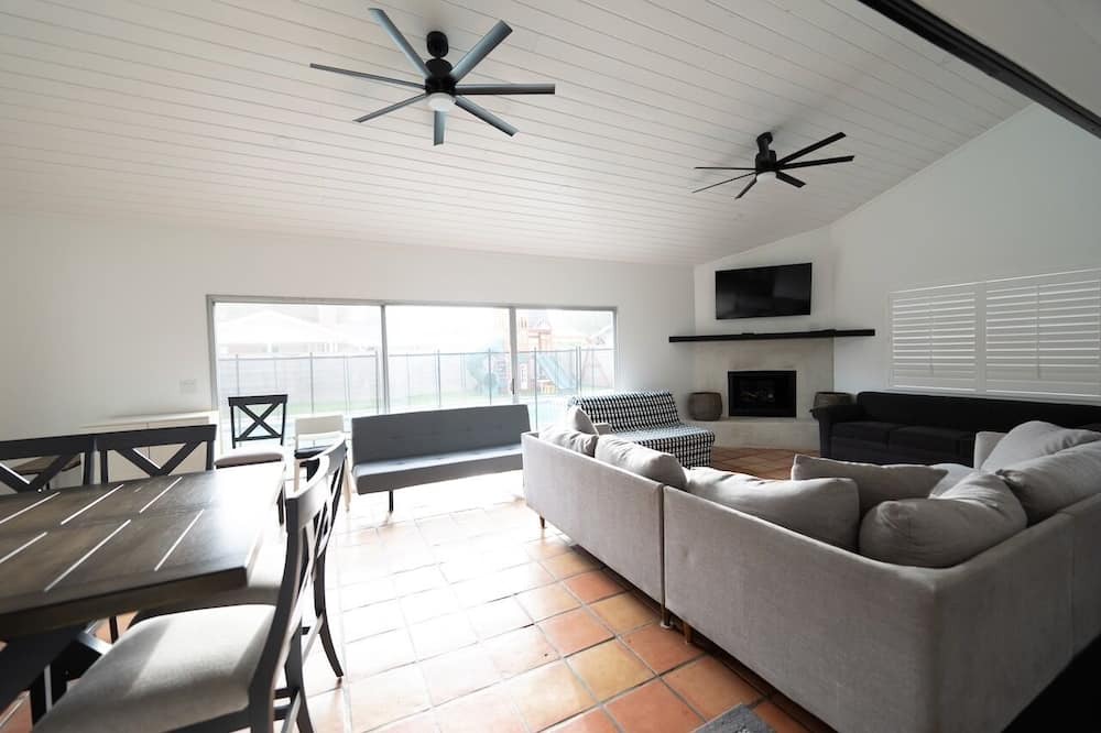 Photo of Livingroom in Canoga Park