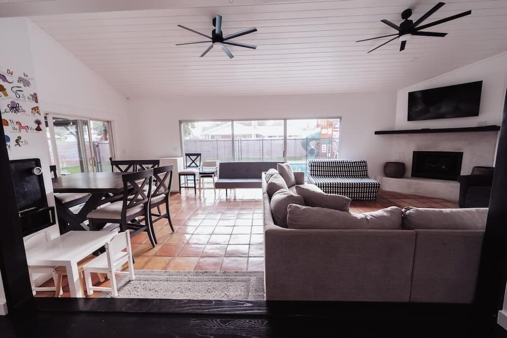 Photo of Livingroom in Canoga Park