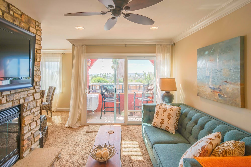 Photo of Livingroom in La Jolla Mesa
