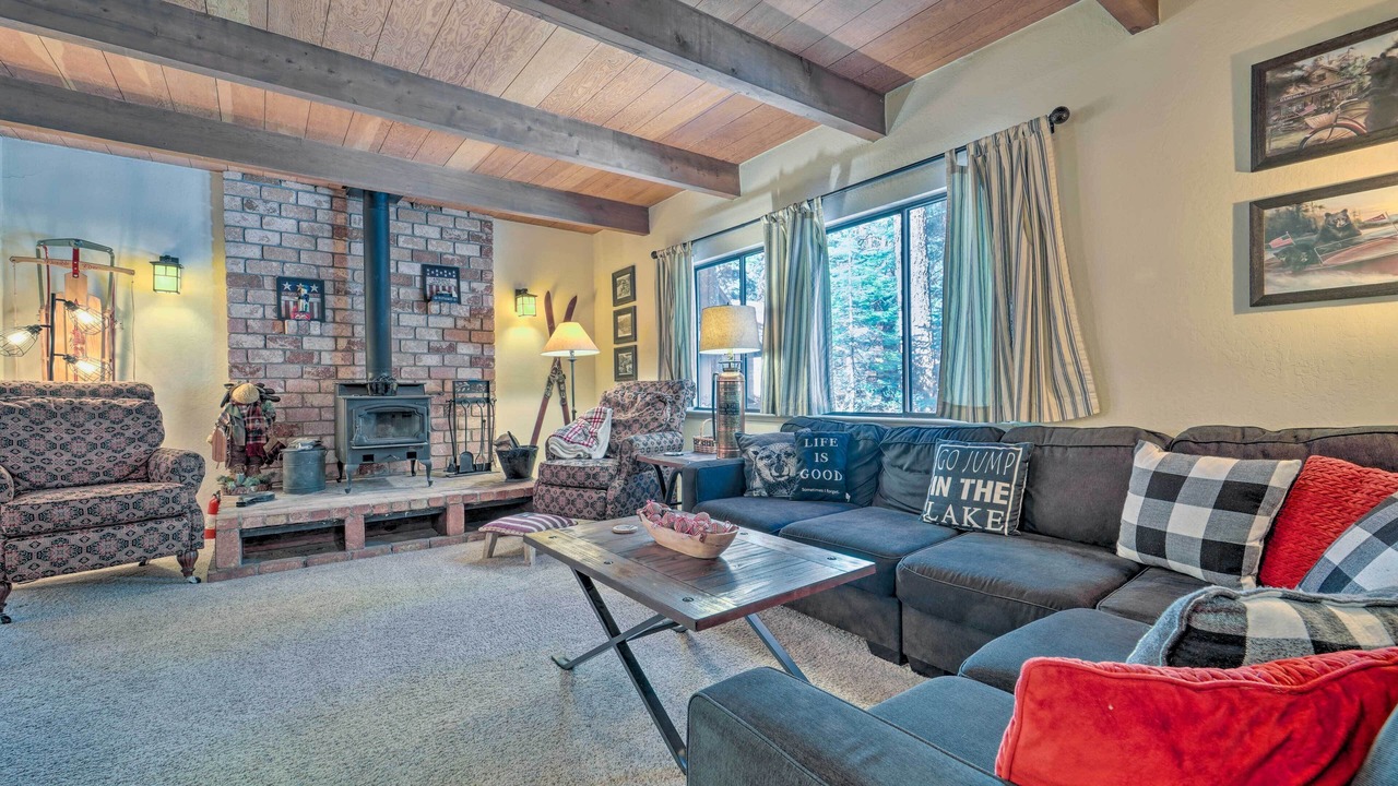 Photo of Livingroom in Donner Lake Woods