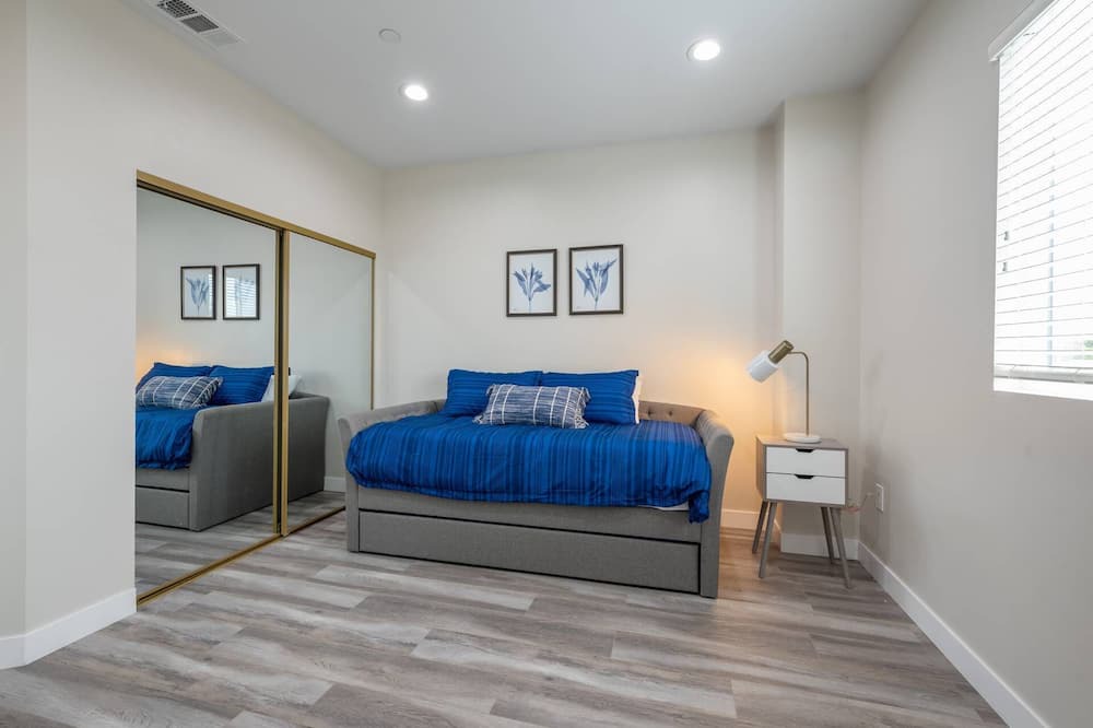 Photo of Bedroom in Pico-Union