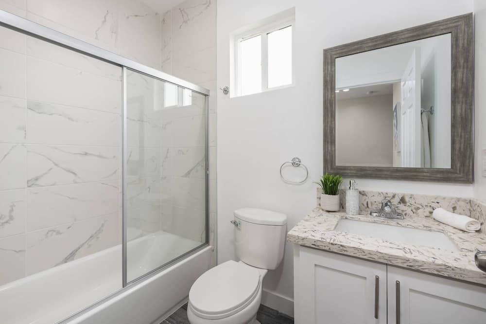 Photo of Bathroom in Pico-Union