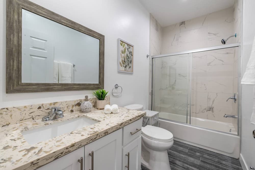 Photo of Bathroom in Pico-Union